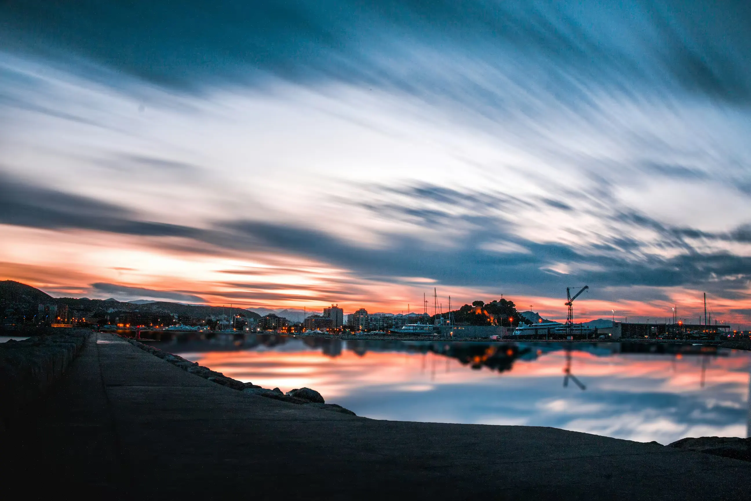 Vista aérea del puerto y costa de Denia en un atardecer